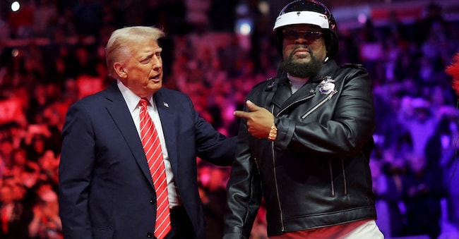 Morto Victor Willis dei Village People, in questa foto accanto al presidente Usa Donald Trump (REUTERS)
