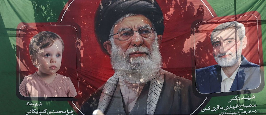 Uno striscione con l’immagine del defunto leader supremo iraniano, l’ayatollah Ali Khamenei, in vista della cerimonia di addio, a Teheran, in Iran, il 1° luglio 2026. Majid Asgaripour/WANA (West Asia News Agency)  via REUTERS