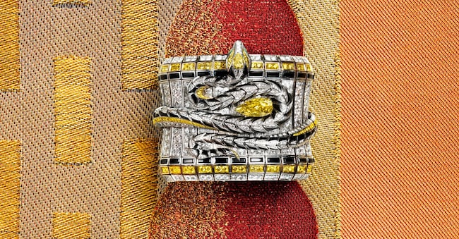 Bracciale cuff Serpenti Spira in oro bianco con elementi in onice, due diamanti fancy a goccia, 187 diamanti tondi fancy a goccia (6,60 ct), due smeraldi buff-top (0,06 ct) e pavé di diamanti (64,80 ct). Tempo di esecuzione 1.500 ore. (© Antonio Barrella)