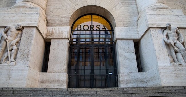 Milano, Piazza Affari. (Fotografo: Camilla Cerea/Bloomberg)