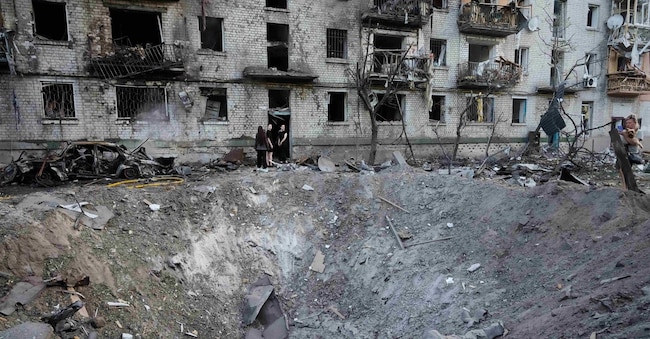La gente osserva il luogo in cui un missile russo ha colpito un edificio residenziale a Kiev, in Ucraina, giovedì 2 luglio 2026. (Foto AP/Efrem Lukatsky) Associated Press/LaPresse Solo l'Italia e la Spagna APN