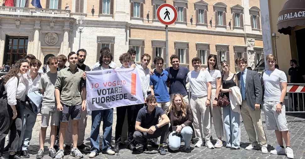 legge elettorale presidio davanti alla camera per inserire nella riforma il voto dei fuorisede da Ilsole24ore.com legge elettorale presidio davanti alla camera per inserire nella riforma il voto dei fuorisede