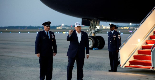 Il presidente Trump appena sbarcato dall’Air Force One  REUTERS
