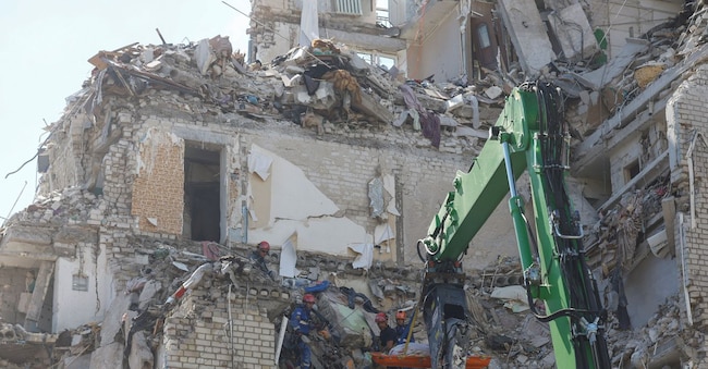 I soccorritori utilizzano una gru per recuperare il corpo di una vittima rinvenuta sotto le macerie di un condominio danneggiato durante gli attacchi notturni con missili e droni russi, nel contesto dell'offensiva russa contro l'Ucraina, a Kiev REUTERS