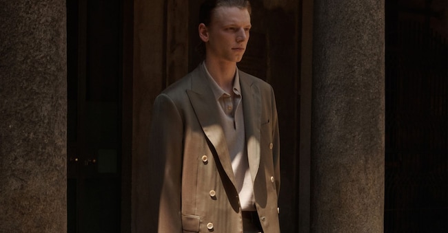 In tessuto Iride, a effetto luminoso e tridimensionale, giacca e pantaloni morbidi, BRIONI (5.200 €).