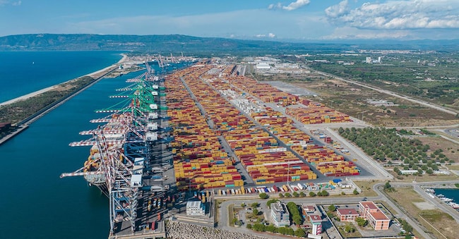 Veduta aerea del porto di Gioia Tauro, Calabria, Italia. Operazioni di carico e scarico merci. (Adobe Stock)