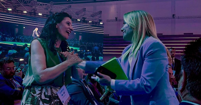 Dal palco arriva il ricordo di Luana D'Orazio da parte del segretario generale della Uil e subito dopo la premier Giorgia Meloni, seduta in prima fila, si alza e va ad abbracciare la mamma, Emma Marrazzo, presente al congresso nazionale del sindacato in corso a Padova, 2 luglio 2026. ANSA