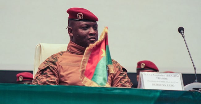 Il capitano Ibrahim Traoré, leader della giunta militare del Burkina Faso,  REUTERS/ Mahamadou Hamidou