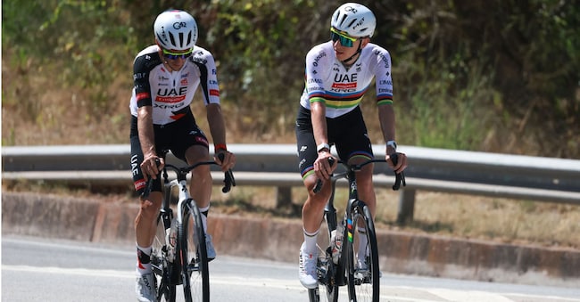 Ciclismo - Tour de France - Barcellona, Spagna - 3 luglio 2026 Tadej Pogacar dell'UAE Team Emirates XRG con un compagno di squadra durante gli allenamenti in vista della prima tappa REUTERS/Stephanie Lecocq REUTERS