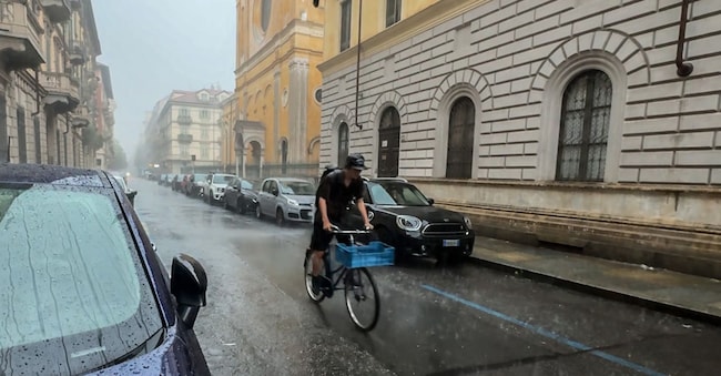 Forte temporale con grandine a torino mercoledi 01 luglio 2026 ( foto Daniele Solavaggione/LaPresse)
Severe thunderstorm with hail in Turin wednesday 01 july 2026 (photo Daniele Solavaggione/LaPresse) LAPRESSE