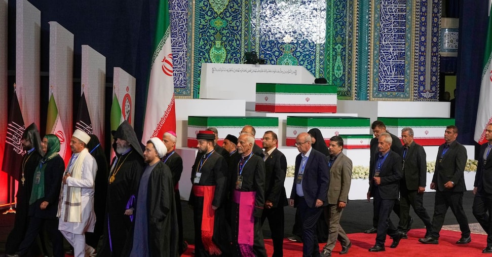 Iran, tv trasmette arrivo bara Ali Khamenei alla moschea Teheran