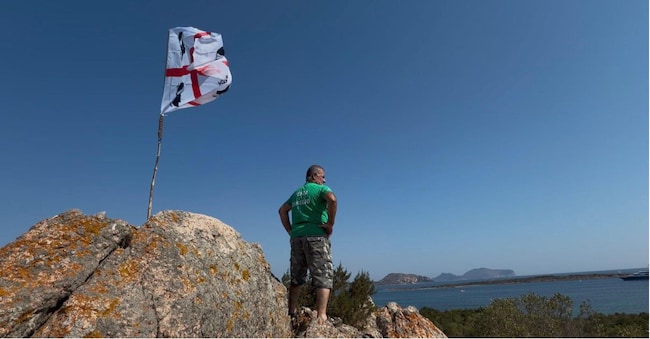 Decine di bandiere dei quattro mori sventolano nello spiazzo dei parcheggi di Cala Finanza, sulla costa nord orientale sarda, a Loiri Porto San Paolo, in Gallura durante il sit-in contro il progetto della società italo brasiliana Tavolara Bay srl ANSA