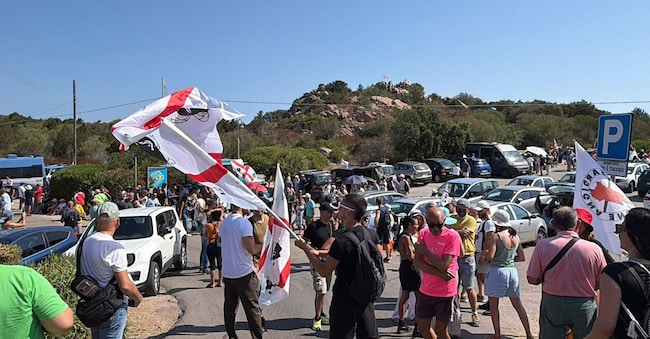 Bandiere dei quattro mori sventolano nello spiazzo dei parcheggi di Cala Finanza, sulla costa nord orientale sarda, a Loiri Porto San Paolo, in Gallura durante il sit-in contro il progetto della società italo brasiliana Tavolara Bay srl. ANSA