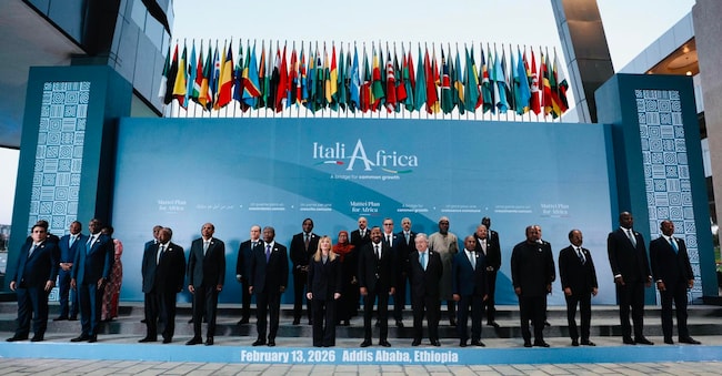 La consueta foto di gruppo da il via al secondo vertice Italia-Africa, co-presieduto al Convention Center di Addis Abeba dalla presidente del Consiglio Giorgia Meloni e dal primo ministro etiope Abiy Ahmed Ali, 13 febbraio 2026 (ANSA / ufficio stampa Palazzo Chigi)