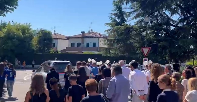 La lunga fila di amici e parenti durante all'uscita della cerimonia funebre di Chiara Guerra celebrata nella parrocchia di San Stino di                  Livenza, 3 Luglio 2026. ANSA/LUDOVICA BRIGNOLI ANSA