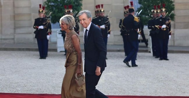 Il presidente e amministratore delegato di LVMH Bernard Arnault e sua moglie Helene Mercier-Arnault arrivano all’Eliseo per una cena di Stato. EPA/MOHAMMED BADRA EPA
