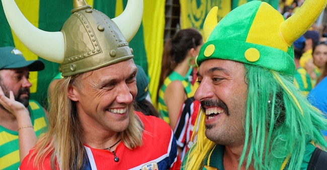 Calcio - Coppa del Mondo FIFA 2026 - I tifosi brasiliani organizzano una manifestazione con le bandiere a Brooklyn - New York City, New York, Stati Uniti - 3 luglio 2026 I tifosi brasiliani interagiscono con quelli norvegesi mentre si radunano a Brooklyn in vista della partita degli ottavi di finale contro la Norvegia (IMAGN IMAGES via Reuters/Caean Couto)