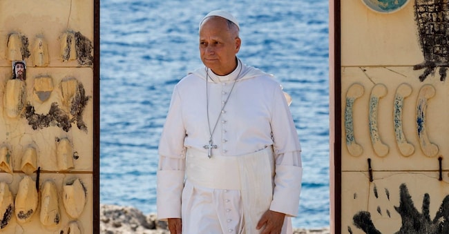 Papa Leone si ferma davanti al memoriale “Porta d’Europa” durante la sua visita all’isola di Lampedusa, punto di ingresso fondamentale per i migranti che attraversano il Mar Mediterraneo, nel corso di un viaggio pastorale, Italia, 4 luglio 2026. REUTERS/Remo Casilli