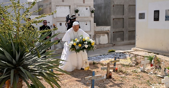 Papa Leone depone fiori nel cimitero di Lampedusa sulla tomba del piccolo Joussef durante la visita pastorale a Lampedusa.     ANSA/CIRO FUSCO/POOL/Pool via REUTERS via REUTERS