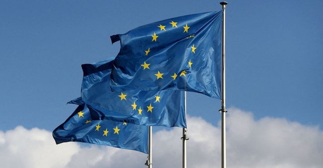 Le bandiere dell'Unione Europea sventolano davanti alla sede della Commissione  a Bruxelles Reuters
