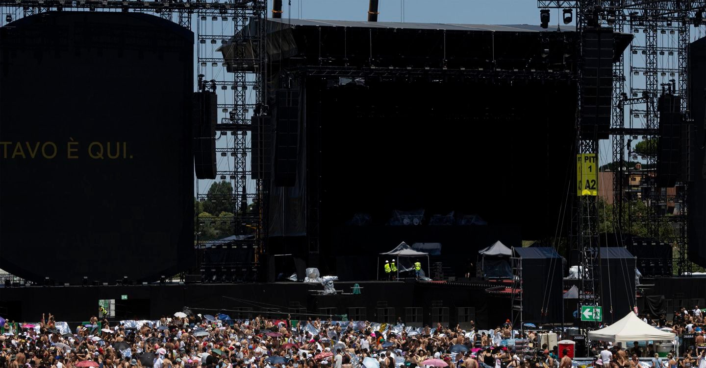 Concerto di Ultimo, l’imponente macchina organizzativa. Un palcoscenico da record e 34 torri alte 33 metri
