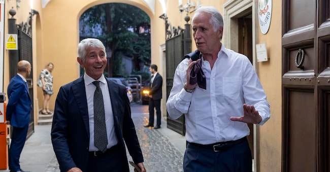 Il ministro per lo Sport Andrea Abodi e il nuovo presidente della Figc Giovanni Malagò dopo l’incontro escono dagli uffici del ministero a Largo Pietro di Brazzà per il punto stampa, Roma, 25 giugno 2026. ANSA / MASSIMO PERCOSSI