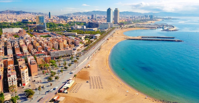 Vista aerea del quartiere di Ciutat Vella con la spiaggia della Barceloneta in Spagna (Adobe Stock)