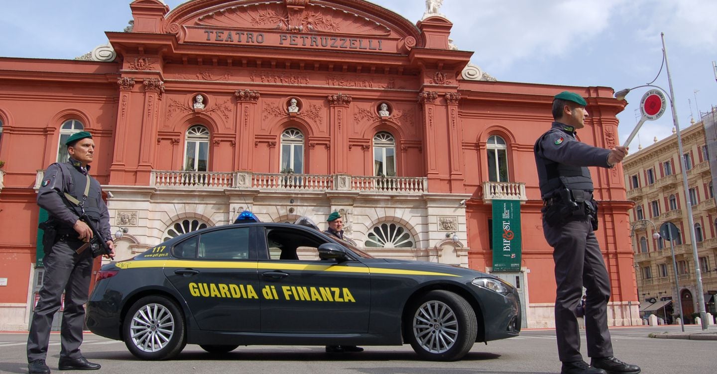 https://i2.res.24o.it/images2010/S24/Documenti/2026/07/05/Immagini/Ritagli/Bari%20Teatro%20Petruzzelli3-U55573022551QdA-1440x752@IlSole24Ore-Web.JPG