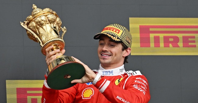 Charles Leclerc, pilota monegasco della Scuderia Ferrari, vincitore della gara, posa con il trofeo sul podio al termine del Gran Premio di Formula 1 d’Inghilterra, disputato sul circuito di Silverstone a Silverstone, in Gran Bretagna, il 5 luglio 2026. EPA/PETER POWELL EPA