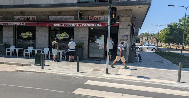 Un uomo di 55 anni è finito in codice rosso all'ospedale Niguarda di Milano dopo essere stato accoltellato fuori da un bar via Capecelatro, zona San Siro, da un ragazzo di 22 anni che è stato bloccato immediatamente dagli agenti della Polizia di Stato, Milano, 4 luglio 2026. ANSA/PAOLO SALMOIRAGO ANSA