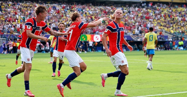 Il norvegese Erling Haaland festeggia il suo primo gol insieme ad Andreas Schjelderup e David Moller Wolfe. (IMAGN IMAGES via Reuters/Vincent Carchietta)