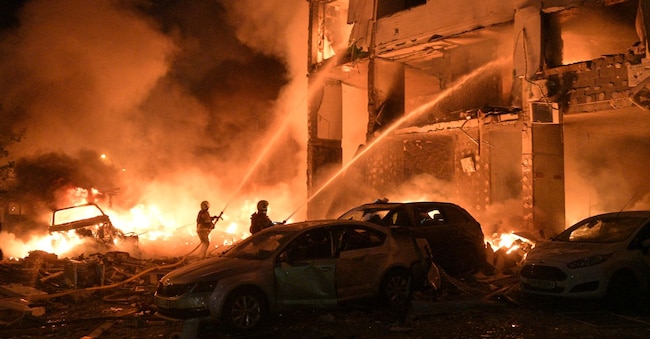 Il personale dei servizi di emergenza è al lavoro per spegnere un incendio scoppiato a seguito degli attacchi missilistici russi a Kiev, in Ucraina, lunedì 6 luglio 2026. (Foto AP/Danylo Antoniuk)      Associated Press/ LaPresse Solo l'Italia e la Spagna APN