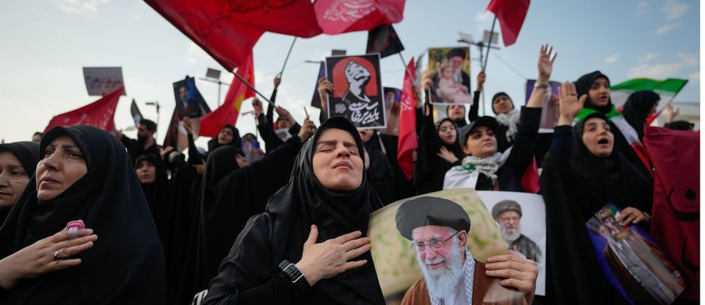 Un momento della processione per Ali Khamenei nella Piazza della Rivoluzione Islamica a Teheran APN