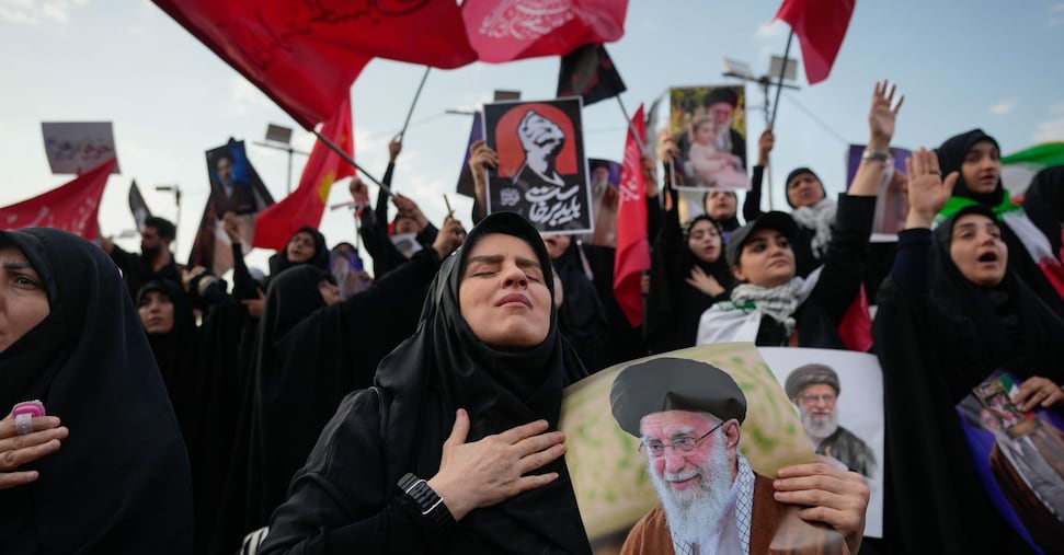 Guerra ultime notizie. Iran: salma Khamenei sfila per Teheran, la folla urla «vendetta»