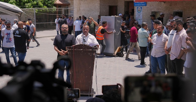 Ismail al-Thawabta, direttore generale dell’ufficio stampa del governo guidato da Hamas, al centro a destra, interviene durante una conferenza stampa all’ospedale Al-Aqsa di Deir al-Balah, nella Striscia di Gaza centrale, lunedì 6 luglio 2026. (Foto AP/Jehad Alshrafi) Associated Press/ LaPresse Solo Italia e Spagna APN