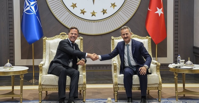 Il segretario generale della Nato,  Mark Rutte, a sinistra,  incontra Haluk Gorgun,direttore di Turkish lDefense Industries  APN