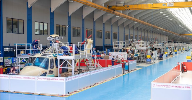 Una linea di assemblaggio degli elicotteri Leonardo