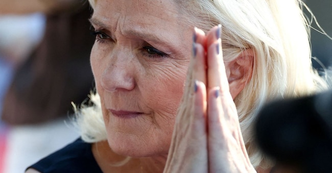 La leader dell'estrema destra francese Marine Le Pen, deputata del partito Rassemblement National (RN), reagisce durante un discorso tenuto da Jordan Bardella, presidente del partito RN, davanti ai sostenitori in occasione di una fiera di paese a Lievin, nel nord della Francia, il 4 luglio 2026. REUTERS/Tom Nicholson/Foto d'archivio REUTERS