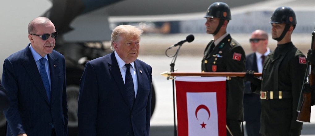 Il presidente turco Recep Tayyip Erdogan accoglie il presidente americano Donald Trump all’aeroporto di Ankara per il vertice Nato via REUTERS