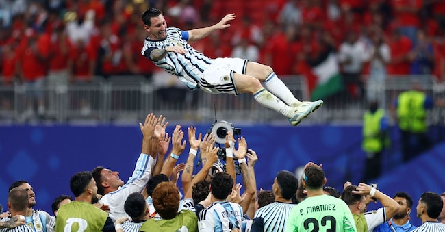  L'argentino Lionel Messi festeggia con i compagni di squadra al termine della partita Reuters