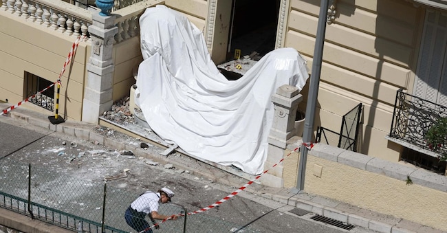 L'ingresso di un edificio residenziale a Monaco, il 30 giugno 2026, dove la sera precedente l'esplosione di un presunto pacco-bomba aveva ferito l'imprenditore di origine ucraina Vadym Yermolaiev e altre due persone. La polizia ha setacciato Monaco e la vicina Francia alla ricerca di un sospetto visto mentre lasciava una borsa o un pacco nell’atrio dell’edificio.  EPA/SEBASTIEN NOGIER EPA