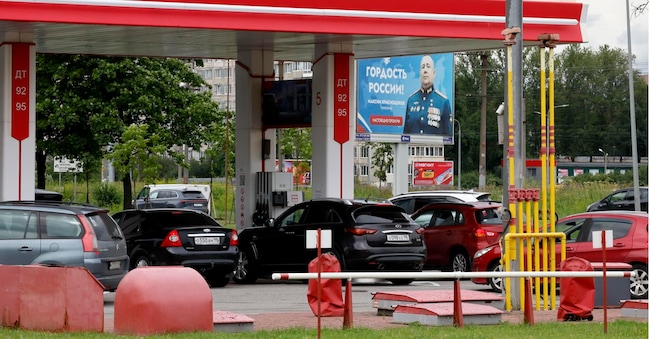 Veicoli in fila presso una stazione di servizio Lukoil a San Pietroburgo, in Russia, il 7 luglio 2026. EPA/ANATOLY MALTSEV EPA