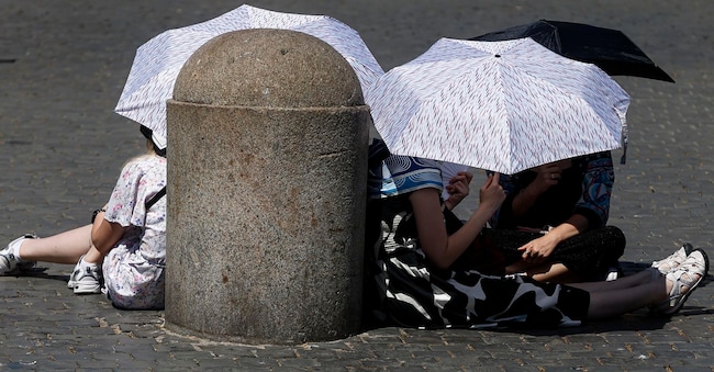 La gente si ripara dal caldo in Piazza San Pietro, Città del Vaticano, 5 luglio 2026. ANSA/ANGELO CARCONI ANSA