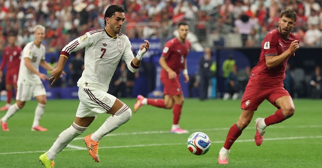 Lo spagnolo Ferran Torres (7) e il portoghese Ruben Dias (3) corrono verso la palla durante la partita degli ottavi di finale dei Mondiali di calcio tra Portogallo e Spagna, disputata lunedì 6 luglio 2026 ad Arlington, in Texas, vicino a Dallas. (AP Photo/Gareth Patterson/APS)