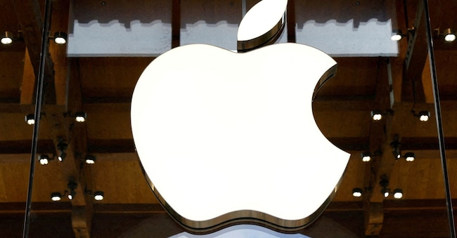 Immagine del logo Apple in un Apple Store a Parigi, Francia, il 23 aprile 2025. REUTERS/Abdul Saboor/Foto d'archivio REUTERS