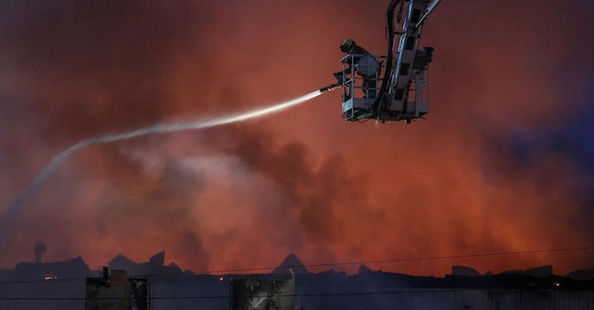 Un pompiere interviene sul luogo di un attacco missilistico russo, nel contesto dell'offensiva russa contro l'Ucraina, a Kiev, Ucraina, l'8 luglio 2026. REUTERS/Gleb Garanich     IMMAGINI DEL GIORNO DI TPX REUTERS