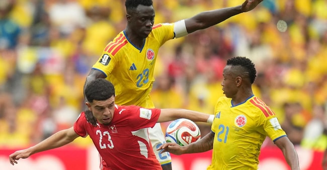 Zeki Amdouni della Svizzera (a sinistra), Davinson Sanchez della Colombia (al centro) e Jaminton Campaz della Colombia (a destra) in azione durante la partita degli ottavi di finale della Coppa del Mondo FIFA 2026 tra Svizzera e Colombia, a Vancouver, in Canada (EPA/BOB FRID) EPA