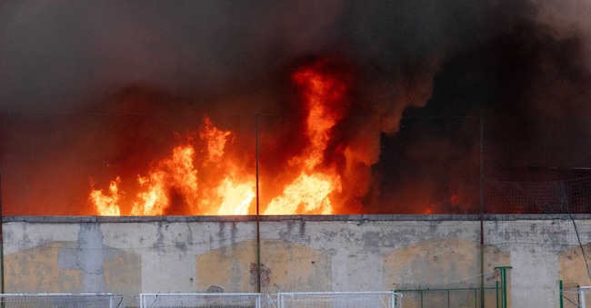 Grande incendio alla ditta di spedizioni Bartolini in Via Don Minzoni - Milano, Italia - Mercoledì, 8 Luglio 2026 - (foto Stefano Porta / LaPresse)  Grande incendio alla ditta di spedizioni Bartolini in Via Don Minzoni - Milan, Italy - July 8, 2026 (photo Stefano Porta / LaPresse) LAPRESSE