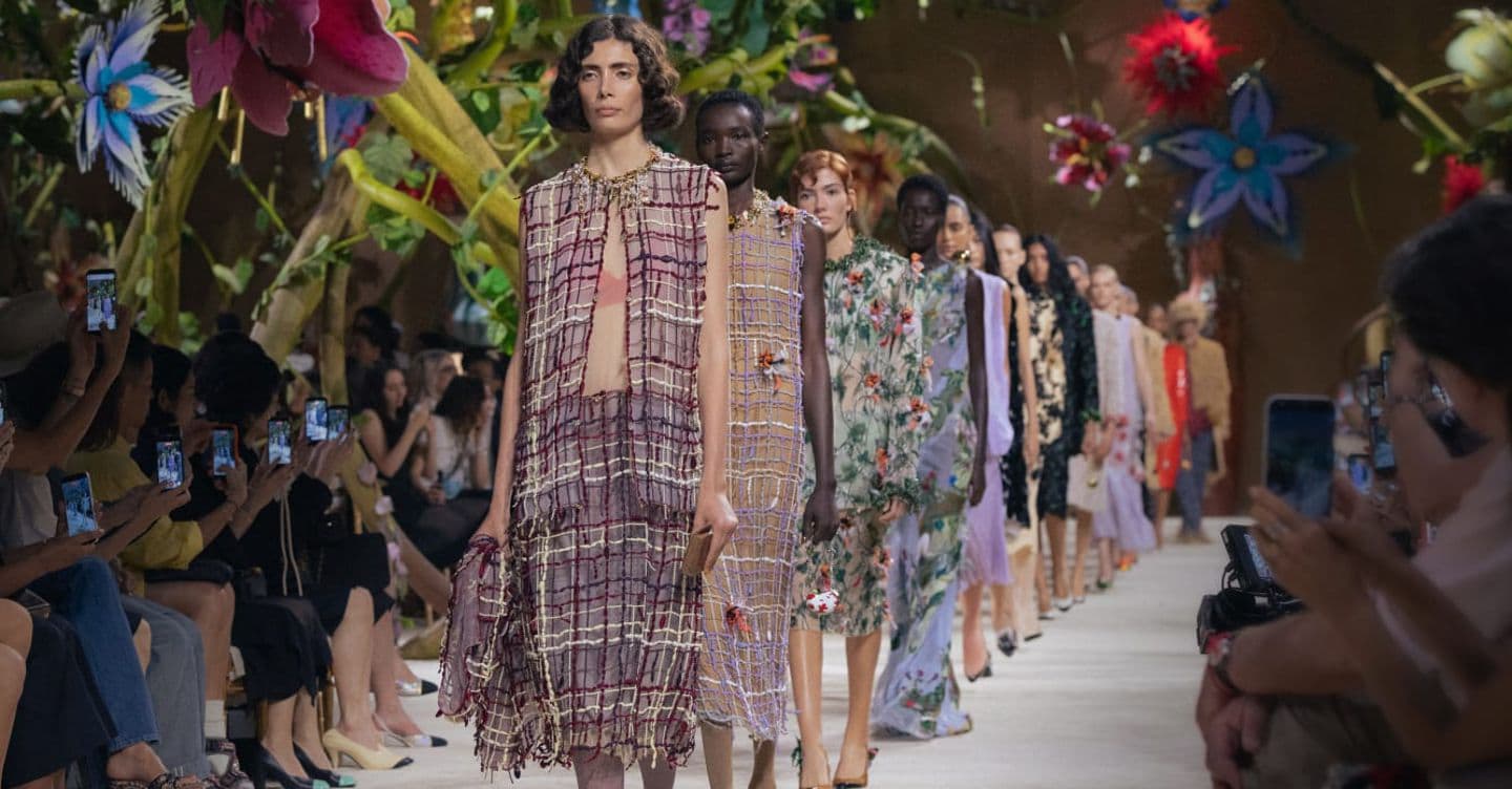 Chanel, fiori e fiabe per innocenti evasioni. Armani Privé, la misura dell’eleganza Chanel, fiori e fiabe per innocenti evasioni. Armani Privé, la misura dell’eleganza