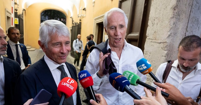 Il ministro per lo Sport Andrea Abodi e il nuovo presidente della Figc Giovanni Malagò. (Ansa)